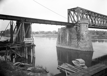 803411 Gezicht op de provisorisch herstelde spoorbrug over de IJssel te Deventer.